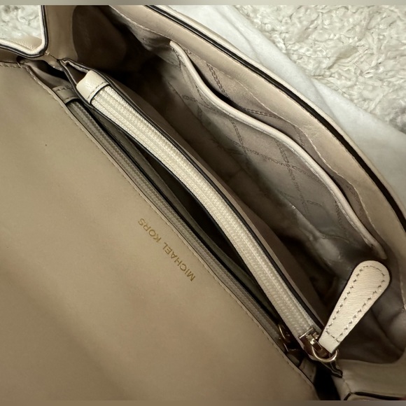 Michael kors purse - Picture 6 of 9